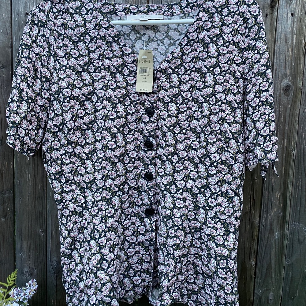 Cute floral button-up with key-hole sleeves